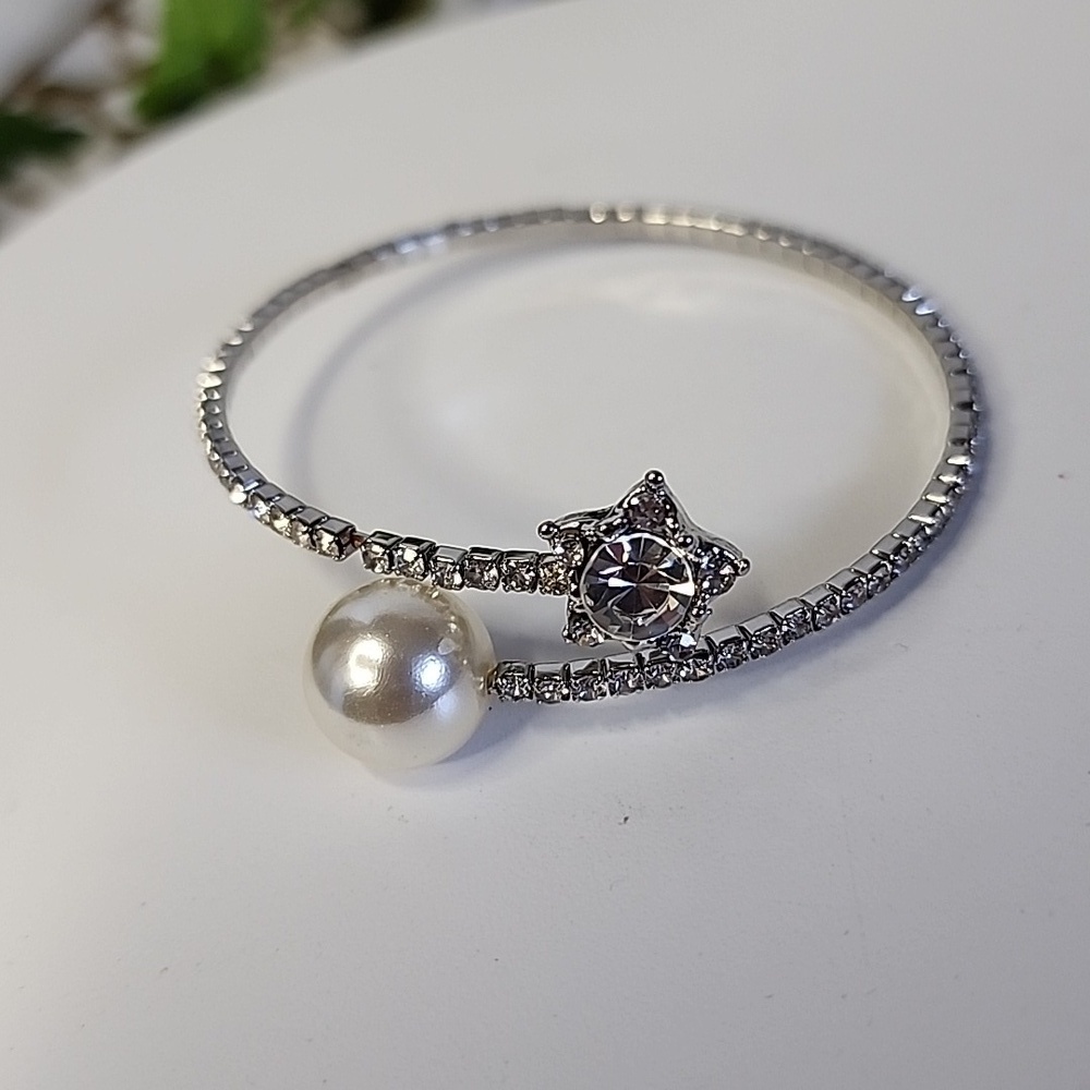 Flexible Crystal Star and Faux Pearl Bangle Bracelet